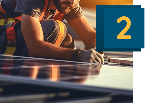 Bauarbeiter arbeitet an einem neuen Dach